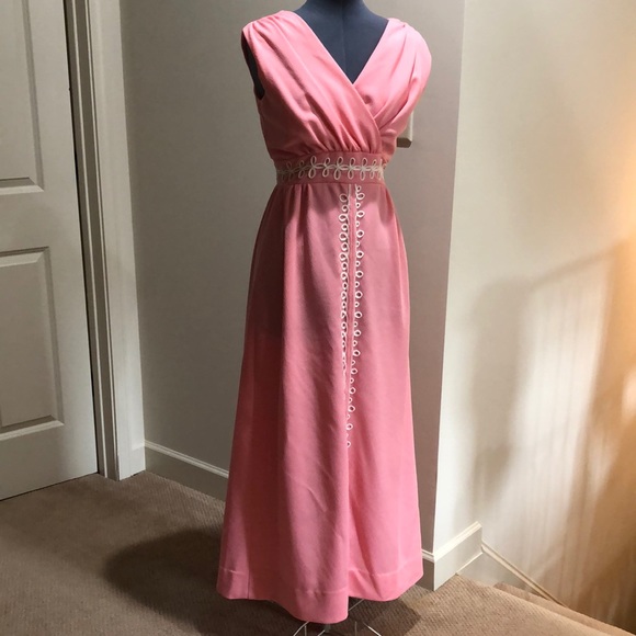 Dresses & Skirts - Vintage embroidered sleeveless maxi dress